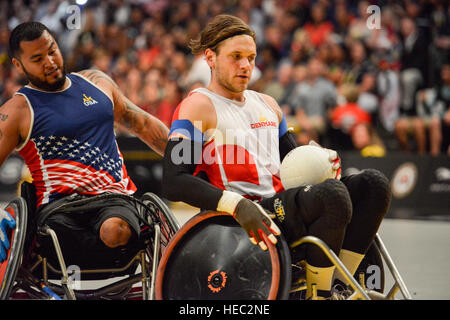 160511-F-WU507-103 : Marine Cpl. Jorge Salazar (Ret.), nous l'équipe, tente de manoeuvrer autour d'un athlète pour bloquer son Danemark tentative, au cours de l'objectif nous contre le Danemark de basket-ball en fauteuil or métallique match à la 2016 Invictus, au Jeux ESPN Wide World of Sports à Walt Disney World, Orlando, Floride, le 11 mai 2016. La battre le Danemark 28-19, et a remporté l'or ; le Danemark a pris l'argent et le bronze est allé au Royaume-Uni, qui a battu l'Australie 47-4. (U.S. Photo de l'Armée de l'air par le conseiller-maître Sgt. Kevin Wallace/libérés) Banque D'Images