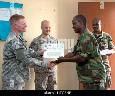 Le sergent de l'armée américaine. 1re classe Robert Clyde, 490th bataillon des affaires civiles de l'équipe du sergent 12, présente une Abokari Houmed Houmed, membre des forces armées de Djibouti, un certificat d'appréciation le 12 septembre 2012, qui a exprimé les remerciements de l'équipe pour l'occasion de travailler en partenariat avec l'école pour enseigner l'anglais. Houmed est l'un des 17 membres du service djiboutien inscrit dans le cours de langue anglaise à Camp Chiek Osman dans la ville de Djibouti, Djibouti, prévue d'obtenir leur diplôme en décembre. Le bataillon des affaires civiles est affecté à la Force opérationnelle interarmées - Corne de l'Afrique, qui a des équipes d'affaires civiles througho Banque D'Images