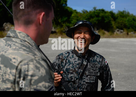 Le s.. Levi le bois, survie, évasion, résistance et affecté à l'instructeur d'échappement 353e Escadron d'entraînement au combat, la gauche et la Japan Air Self-Defense Force cavalier de sauveteurs-parachutistes Tech. Le Sgt. Shinchiro Sasaki partager un sourire lors d'un atelier de survie dans la jungle le 16 février 2016, à la base aérienne d'Andersen, Guam. Faire face au Nord 16 exercice comprend 22 unités de vol total et près de 3 000 membres de six pays et poursuit la croissance de strong, interopérables et bénéfique des relations au sein de l'Indo-Asia-région du Pacifique par l'intégration de l'aéroporté et des actifs de commandement et de contrôle. Sasaki Banque D'Images