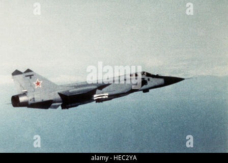 Vue du côté droit d'un MiG-31 Foxhound soviétique en vol, mettant en évidence sa conception bimoteur, ses capacités supersoniques et son rôle d'intercepteur dans l'aviation militaire. Banque D'Images