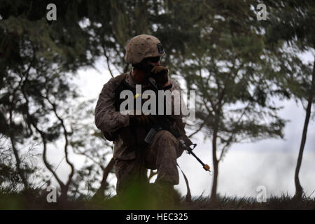 Soufflets AFB Texas - Port Austin, Mich., indigènes Lance Corporal Keenan McGrath, du 2e Bataillon, 3e Régiment de Marines radios Division de retour au camp que son équipe est en position après avoir sécurisé la zone d'atterrissage, dans l'attente d'un débarquement amphibie par Marines du 1er Bataillon, 12ème Division de marines tandis que sur la plage de Bellows Air Force Base, Texas le 11 juillet 2010 à l'appui de la Rim of the Pacific (RIMPAC). L'EXERCICE RIMPAC est un exercice biennal qui est destiné à accroître la performance tactique des unités participantes dans un large éventail des opérations maritimes en améliorant militar Banque D'Images