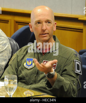 Le colonel de l'US Air Force Noel Bradford, commandant du 100e groupe d'opérations, parle de l'US Air Force à Brigue. Le général Douglas A. Cox, de l'Europe et des forces aériennes américaines en royaume directeur, au cours d'une brève mission 20 juin 2014, le RAF Mildenhall, Angleterre. Cox s'est entretenu avec les dirigeants de l'équipe de Mildenhall à apprendre leur rôle dans la mission et ont visité la base de rencontrer des aviateurs. (U.S. Air Force photo/Gina Randall/libérés) Banque D'Images