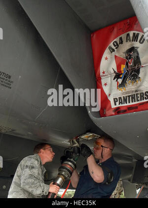 Aviateurs, 1re classe Ray Payne, fossiles, apprenti et Bryan Gwinn, F-15E Strike Eagle, chef d'équipe à la fois déployé sur le 494e Escadron de chasse de l'expéditionnaire à Souda, Grèce, top off le réservoir d'un avion pour une mission future 24 Février, 2014. Le 494e a été déployée par l'EFS 48e Escadre de chasse de la Royal Air Force Lakenheath, l'Angleterre, comme l'une des forces aériennes américaines en Europe unité participant dans un déploiement d'entraînement en vol de l'aéronef et d'évaluer les capacités du personnel, et de former dans les opérations de l'OTAN avec l'Armée de l'Air hellénique. (U.S. Photo de l'Armée de l'air par le sergent. Thomas Trower/libérés) Banque D'Images