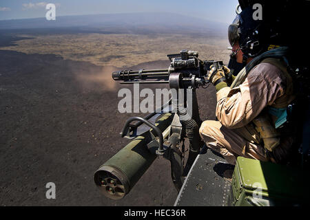 Corps des Marines des États-Unis Le Cpl. Richard Sippl, UH-1Y venin, chef d'équipage de conduite affecté à l'Escadron d'hélicoptères d'attaque légère Marine 169 (HMLA-169) déclenche un 7.62mm GAU-17/UN Minigun le 22 juillet 2012, au cours d'une mission d'entraînement au combat de tir réel sur la zone d'entraînement de Pohakuloa, (ATP) Hawaii lors de Rim of the Pacific (RIMPAC) 2012. HMLA-169 fait partie de l'élément de combat de l'aviation maritime à des fins spéciales du groupe de travail air-sol trois. Vingt-deux nations, plus de 40 navires et sous-marins, plus de 200 avions et 25 000 personnes participent à l'exercice RIMPAC, du 29 juin au 3 août, dans et autour de Banque D'Images