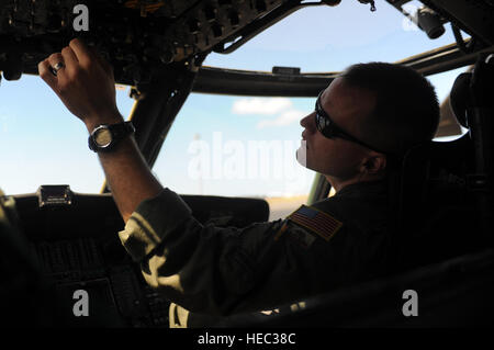 Les cadres supérieurs de l'US Air Force Airman Jacob Ellwood, un HH-60G Pave Hawk ingénieur de vol avec le 129e Escadron de sauvetage, California Air National Guard, effectue des vérifications de contrôle en amont d'une base commune à Harbor-Hickam Pearl, Washington, le 24 juillet 2012, avant qu'un de recherche et sauvetage de combat pour la mission de formation de l'exercice RIMPAC 2012. L'EXERCICE RIMPAC est un américaines du Pacifique a organisé l'exercice maritime multinational biennal destiné à encourager et soutenir la coopération internationale sur la sécurité du monde ?s des océans. (U.S. Photo de l'Armée de l'air par le sergent. Jason Robertson/libérés) Banque D'Images