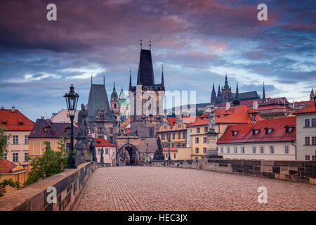 Le Pont Charles, Prague. Cityscape image du pont Charles à Prague, en République tchèque, pendant le lever du soleil. Banque D'Images