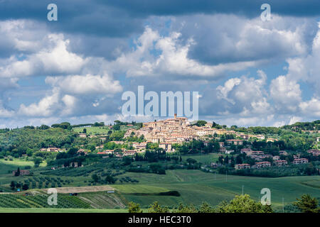 Vert typique toscane paysage avec la ville située sur une colline Banque D'Images