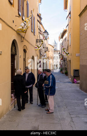 De vieux hommes conversent dans une petite allée entre les maisons à l'intérieur de ville Banque D'Images