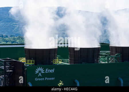 La vapeur est découlant de la centrale géothermique de bagnore 3 le matin Banque D'Images