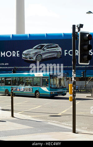 Bus Mersey passant devant un écran publicitaire géant dans le centre-ville de Liverpool Banque D'Images