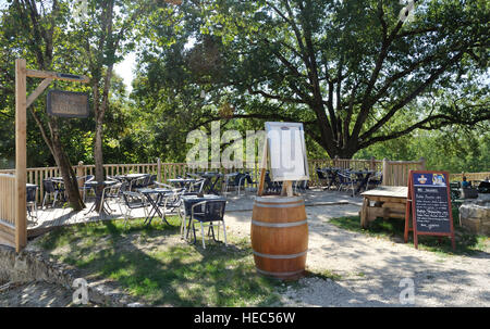 L'Estanquet pizzeria, restaurant et bar à Larressingle, France, juste à l'extérieur du village lui-même. Banque D'Images