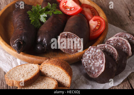 Saucisses et légumes frais du sang sur une table horizontale de près. Banque D'Images