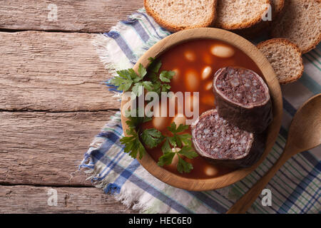 Délicieuse soupe Fabada Asturiana dans un bol en bois horizontale Vue de dessus. Banque D'Images