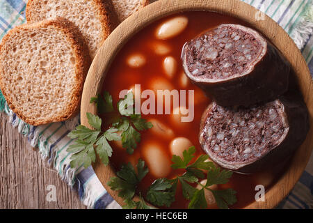 L'Espagnol Fabada Asturiana soupe avec du boudin noir fermer vers le haut sur la table. vue horizontale d'en haut Banque D'Images