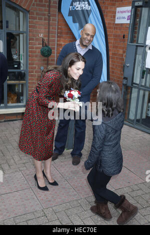 La duchesse de Cambridge reçoit un bouquet qu'elle arrive pour une visite de la mélanger à Londres, où ils assisteront à la fête de Noël de l'organisme de bienfaisance pour les jeunes. Banque D'Images