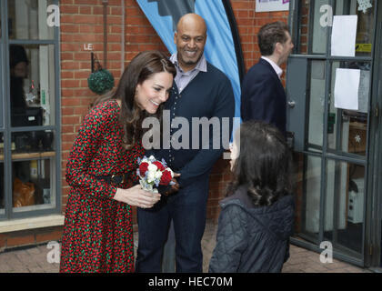 La duchesse de Cambridge reçoit un bouquet qu'elle arrive pour une visite de la mélanger à Londres, où ils assisteront à la fête de Noël de l'organisme de bienfaisance pour les jeunes. Banque D'Images