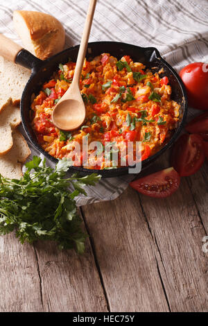 Menemen turc frit avec légumes close-up dans une poêle. vertical Banque D'Images