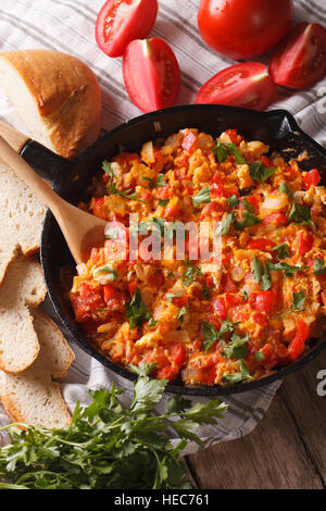 Menemen turc omelette aux légumes close-up dans une poêle. vertical vue d'en haut Banque D'Images