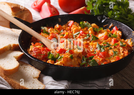 Oeufs brouillés aux légumes turc close-up dans une poêle. L'horizontale Banque D'Images