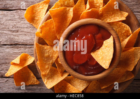 Nachos de maïs avec la sauce sur une assiette horizontale. close-up Vue de dessus Banque D'Images