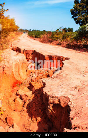 A commencé les travaux sur une route dans la campagne. Banque D'Images