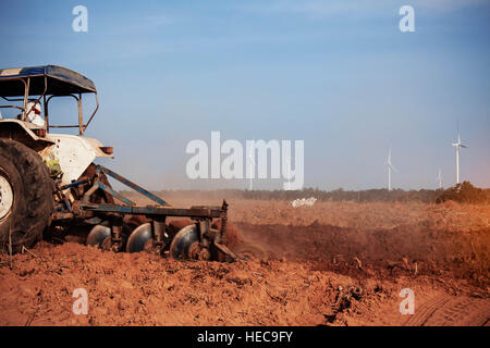 Les tracteurs sont de labourer le sol culture du manioc dans le pays. Banque D'Images