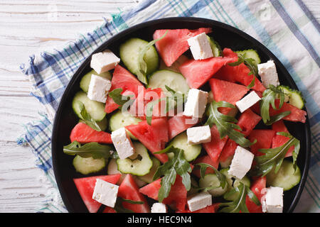 , Salade de melon, de concombre et de roquette sur la table horizontale Vue de dessus. Banque D'Images