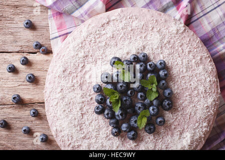 Gâteau aux bleuets à la menthe et noix de coco sur la table close-up Vue de dessus horizontale. Banque D'Images