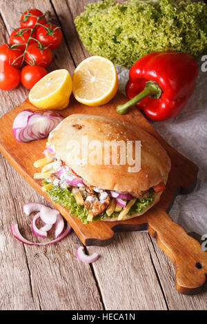 Döner Kebab avec de la viande et légumes dans un pain pita libre. vertical vue d'en haut Banque D'Images