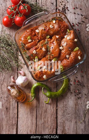 La viande rouge en marinade avec les épices dans un bol. vertical vue d'en haut Banque D'Images