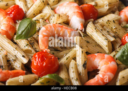 Arrière-plan de l'alimentation : des pâtes Penne aux crevettes, tomates et pesto horizontale de macro. Banque D'Images