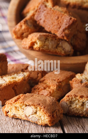 Biscottes aux amandes italien cookies macro sur la table verticale. Banque D'Images