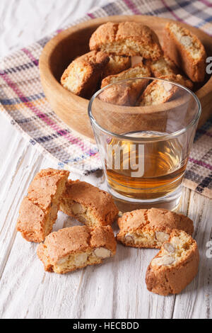 Biscottes aux amandes italiennes biscuits et vin de liqueur dans un verre sur la table verticale. Banque D'Images