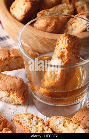 Biscotti fait maison cookies avec Vin Santo macro vin vertical. Banque D'Images