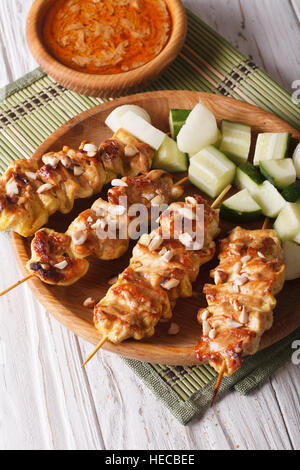 Satay de poulet, sauce aux arachides et salade fraîche sur la plaque verticale. Banque D'Images