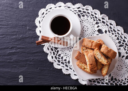 Cantuccini cookies et café sur la table horizontale vue du dessus. Banque D'Images