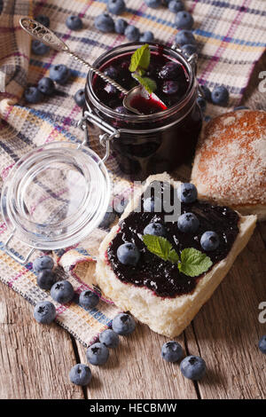 Confiture faite maison et pain sucré close-up sur la table verticale. Banque D'Images