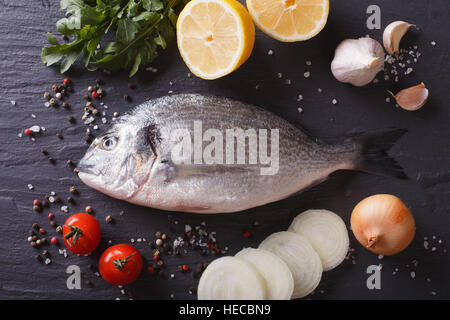 Dorado poisson cru avec les ingrédients sur la table horizontale vue du dessus. Banque D'Images