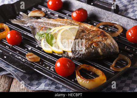 Poisson grillé dorado au citron et de légumes sur le gril. L'horizontale Banque D'Images