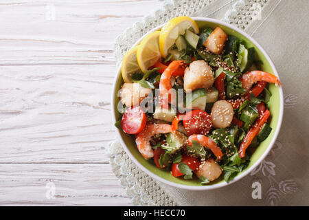 Salade aux fruits de mer et légumes dans un bol sur la table. Vue supérieure horizontale Banque D'Images