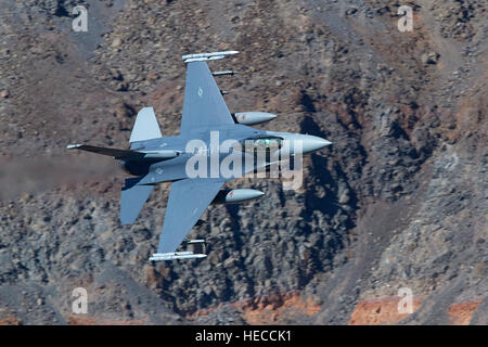 US Air Force F-16C, volant à faible niveau par Rainbow Canyon, en Californie. Banque D'Images