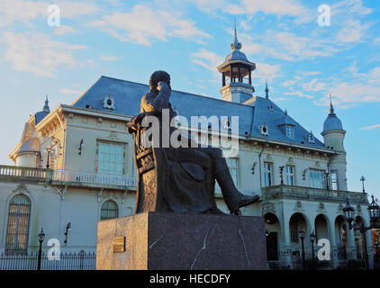 Argentine, Province de Buenos Aires, Tigre, vue sur le Monument General Manuel Belgrano devant le Musée Municipal des Beaux-Arts Banque D'Images