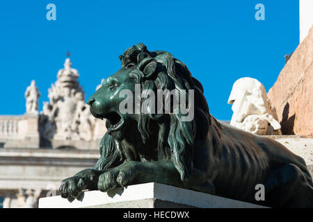 Madrid, Espagne. L'un des lions en bronze à Plaza de Oriente avec le Palacio Real, le Palais Royal ou l'arrière-plan. Banque D'Images