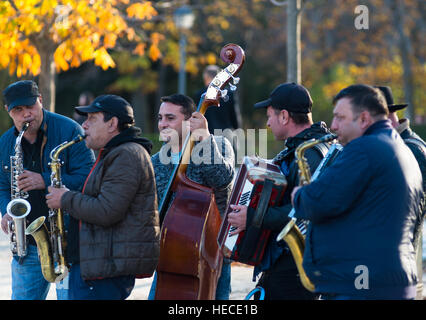 Des musiciens de rue jouer au parc du Retiro. Madrid. L'Espagne. Banque D'Images