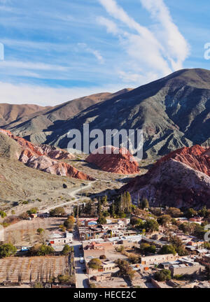 Argentine, Province de Jujuy, Purmamarca, élevée sur la ville et la colline des sept couleurs(Cerro de los Siete Colores). Banque D'Images