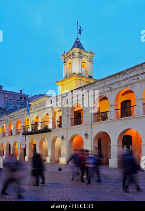 L'Argentine, Salta, Crépuscule vue de l'hôtel de ville coloniale, aujourd'hui musée historique. Banque D'Images