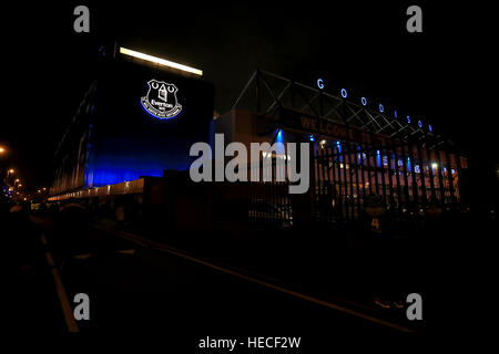 Vue générale du stade de nuit avant la Premier League match à Goodison Park, Liverpool. Banque D'Images