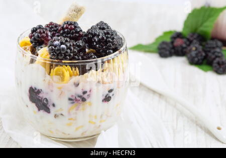 Parfait au yogourt blackberry dans une tasse en verre sur une nappe blanche libre Banque D'Images