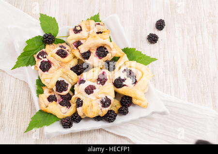 Pâte feuilletée blackberry avec pudding vanille sur une table Banque D'Images