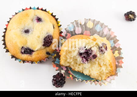 Blackberry fait maison muffins dans les tasses de papier Banque D'Images